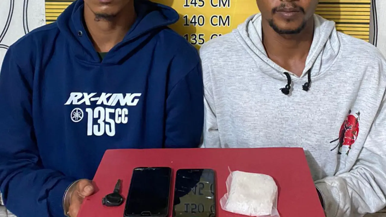 Dua orang lelaki yang ditangkap polisi di Aceh setelah melakukan operasi penyamaran (Liputan6.com/Ist)