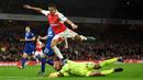 Pergerakan pemain Arsenal, Alexis Sanchez, berusaha dihentikan kiper Everton, Tim Howard, dalam lanjutan Liga Premier Inggris di Stadion Emirates, London, Inggris. Sabtu (24/10/2015) malam WIB. (Reuters/Dylan Martinez)