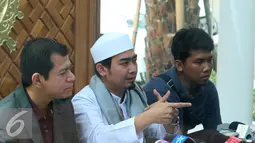 Ustad Solmed memberikan keterangan pers terkait issu pengeroyokan dirinya saat akan mengisi acara di Desa Pasuruan, Banten pada Jumat (6/5). Ia membantah dirinya telah dikeroyok, Jakarta, Rabu (11/5). (Liputan6.com/Herman Zakharia)