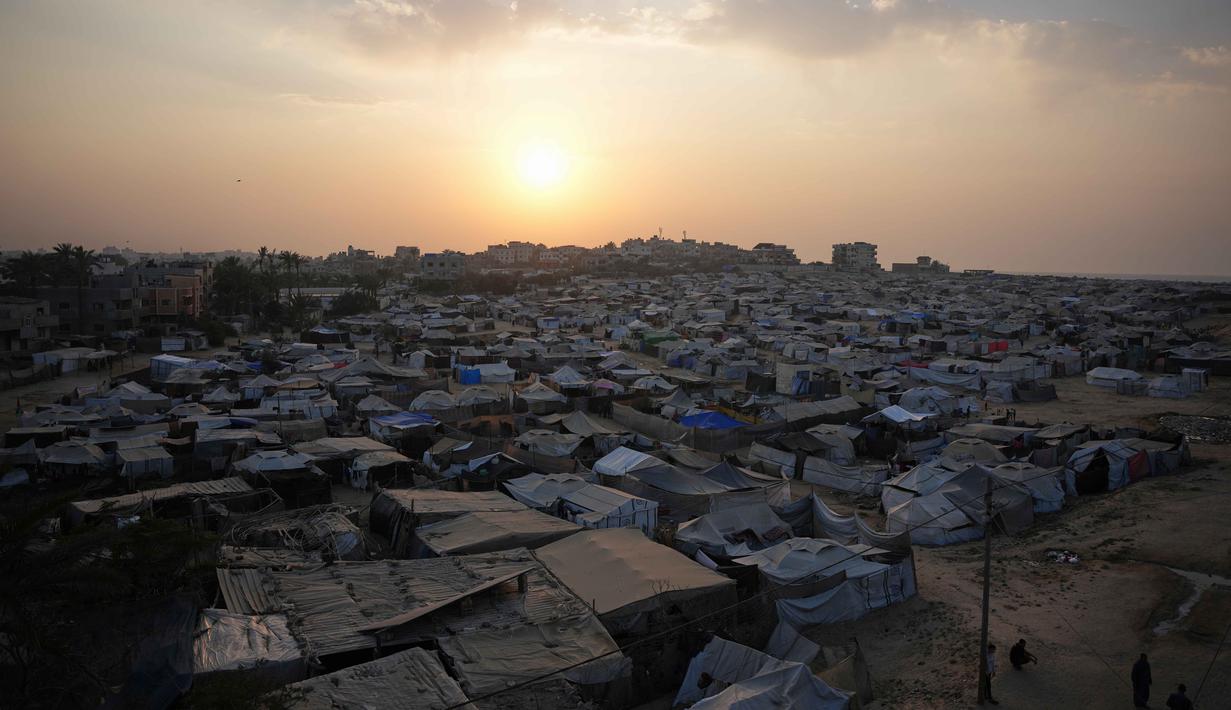 Potret kamp tenda untuk warga Palestina yang mengungsi membentang di sepanjang Zawaida di Jalur Gaza tengah pada Selasa 4 November 2025. Sekitar 90% populasi Gaza terpaksa mengungsi, banyak yang tinggal di tempat penampungan darurat yang terbuat dari bahan seadanya. (AP Photo/Abdel Kareem Hana)