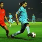 Pemain Persela, Riduane Barkaoui berusaha melewati pemain Persija Jakarta, Amrizal dalam lanjutan pertandingan Indonesia Super League 2010/2011 di Stadion Surajaya Lamongan, Jawa Timur. (Antara)