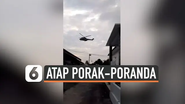 Warga Pontianak merekam helikopter yang terbang rendah di atas permukiman. Hembusan angin dari baling-baling helikopter hancurkan sejumlah atap rumah warga.