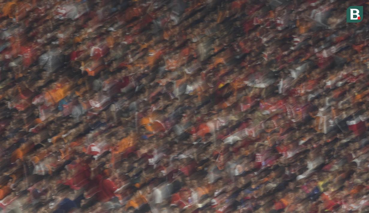 Suporter Persija Jakarta, The Jakmania, melakukan koreografi ketika memberikan dukungan saat melawan Bali United pada final Piala Presiden di SUGBK, Jakarta, Sabtu (17/2/2018). Persija menang 3-0 atas Bali United. (Bola.com/Vitalis Yogi Trisna)