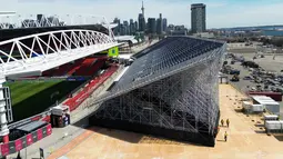 Stadion olahraga multiguna yang terletak di Exhibition Place, Toronto, Kanada, ini melakukan penambahan kapasitas kursi penonton. Tampak dalam foto, tempat duduk tribun sementara dipasang untuk menambah kapasitas penonton di dekat tribun reguler di BMO Field, Toronto, Kanada, pada Selasa 24 Maret 2026. (Cole BURSTON/AFP)