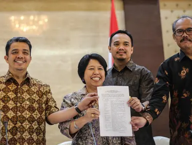 Harkristuti Harkrisnowo (kedua kiri) memperlihatkan daftar peserta yang lolos seleksi Profile Assessment di Kemensesneg, Jakarta, Kamis (9/7/2015).  Sebanyak 18 calon anggota KY lolos tes dari 34 peserta (Liputan6.com/Faizal Fanani) 
