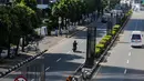 Sejumlah kendaraan melintas di kawasan Kuningan, Jakarta, Senin (1/1).  Kondisi lalu lintas di Jakarta saat libur Tahun Baru ini terpantau lengang dibanding hari-hari biasanya yang kerap menjadi simpul kemacetan. (Liputan6.com/Faizal Fanani)