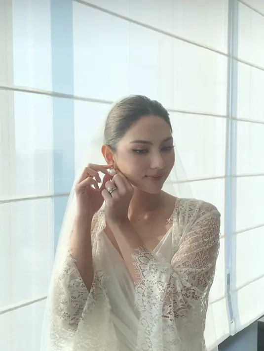 Bridal robe Jessica Mila disiapkan oleh Intimate by Bramanta Wijaya. Memiliki perpaduan dua tekstur satin dan lace. [Foto: Instagram @cherryjks]