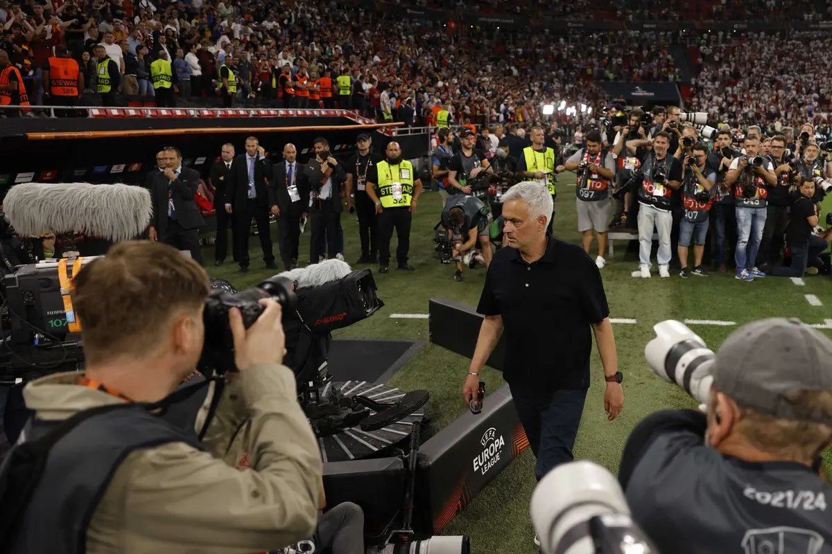 Foto: Detik-Detik Jose Mourinho Ikuti Gaya Bek Thailand, Lempar Medali ke Bangku Penonton