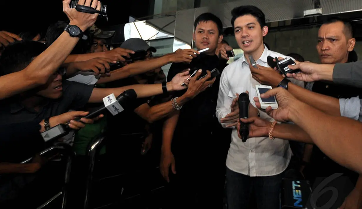 Aktor sekaligus penyanyi, Irwansyah, saat menjawab pertanyaan wartawan yang menunggunya di Gedung KPK, Jakarta, Rabu (5/11/2014). (Liputan6.com/Miftahul Hayat)
