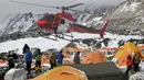 Sebuah helikopter dikerahkan untuk membawa para pendaki gunung yang menjadi korban akibat gempa berkekuatan 7.8 skala Richter yang melanda Nepal, Sabtu (25/4/2015). (AFP Photo/Roberto Schmidt)