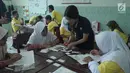 Peserta kelas kreatif mempraktekkan pembuatan Tote Bag Stamping pada acara Semen Indonesia: #MembangunKemandirian di SMAN 1 Magetan, Jawa Timur (2/5/2019). (Liputan6.com/HO/Eko)