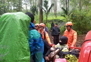 Evakuasi pendaki terserang hipotermia di Gunung Abang