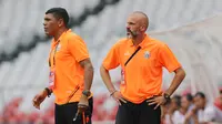 Asisten pelatih Persija Jakarta, Eduardo Perez dan Antonio Claudio saat melawan PSM Makassar pada laga Liga 1 2019 di SUGBK, Jakarta, Rabu (28/8). Kedua tim bermain imbang 0-0. (Bola.com/M Iqbal Ichsan)