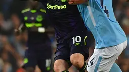 Striker Everton Wayne Rooney berusaha melewati bek Manchester City Vincent Kompany saat pertandingan Liga Primer Inggris di Stadion Etihad, Manchester (21/8). (AFP/Anthony Devlin)