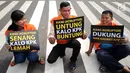 Aktivis mengangkat tulisan bertema satir usai memparodikan adegan pertemuan anggota Pansus Hak Angket KPK dengan narapidana kasus korupsi di depan Gedung KPK, Jakarta, Minggu (9/7). Mereka mengkritisi pertemuan tersebut. (Liputan6.com/Helmi Fithriansyah)