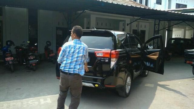 Rombongan penyidik KPK di kantor dinas PUPR Kabupaten Cirebon