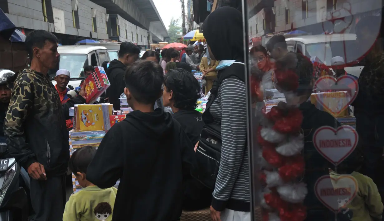 Rata-rata pembeli buku di Pasar Asemka, Jakarta datang dari kawasan Jabodetabek. (merdeka.com/Imam Buhori)