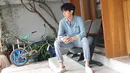 Memadukan kemeja serta celana berbahan jeans, gaya santai Woo Shik ini tak lepas dari perhatian netizen. Ia pun memilih menggulung kemeja serta celananya di bagian lengan serta memadukan dengan sneakers putih. (Liputan6.com/IG/@dntlrdl)