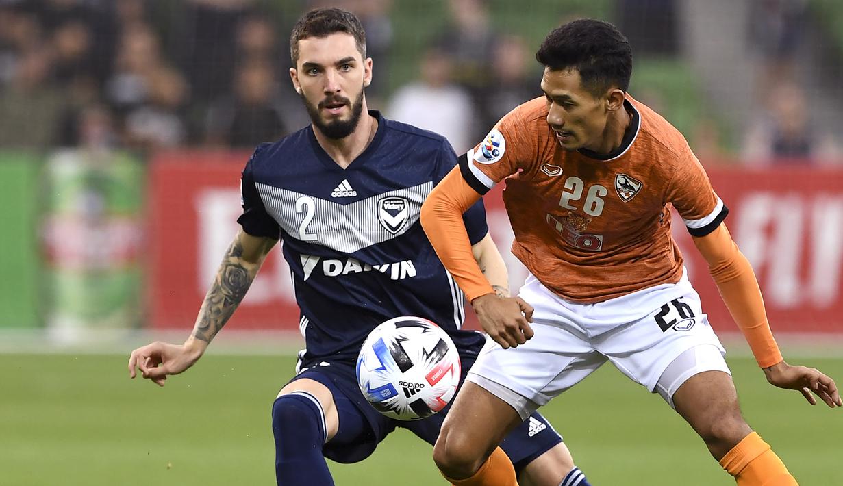 Pemain Melbourne Victory, Strom Roux, berebut bola dengan Chiangrai United, Chaiyawat Buran, pada laga Liga Champions Asia di Melbourne, Selasa (11/2). Melbourne menang 1-0 atas Chiangrai. (AFP/William West)
