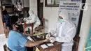 Tim medis dari Polda Metro Jaya saat menggelar rapid test kepada warga di SDN 01 Petamburan, Jakarta, Minggu (22/11/2020). Polda Metro Jaya menggelar rapid test gratis kepada warga Petamburan sebagai langkah mencegah penyebaran Covid-19. (merdeka.com/Iqbal S. Nugroho)