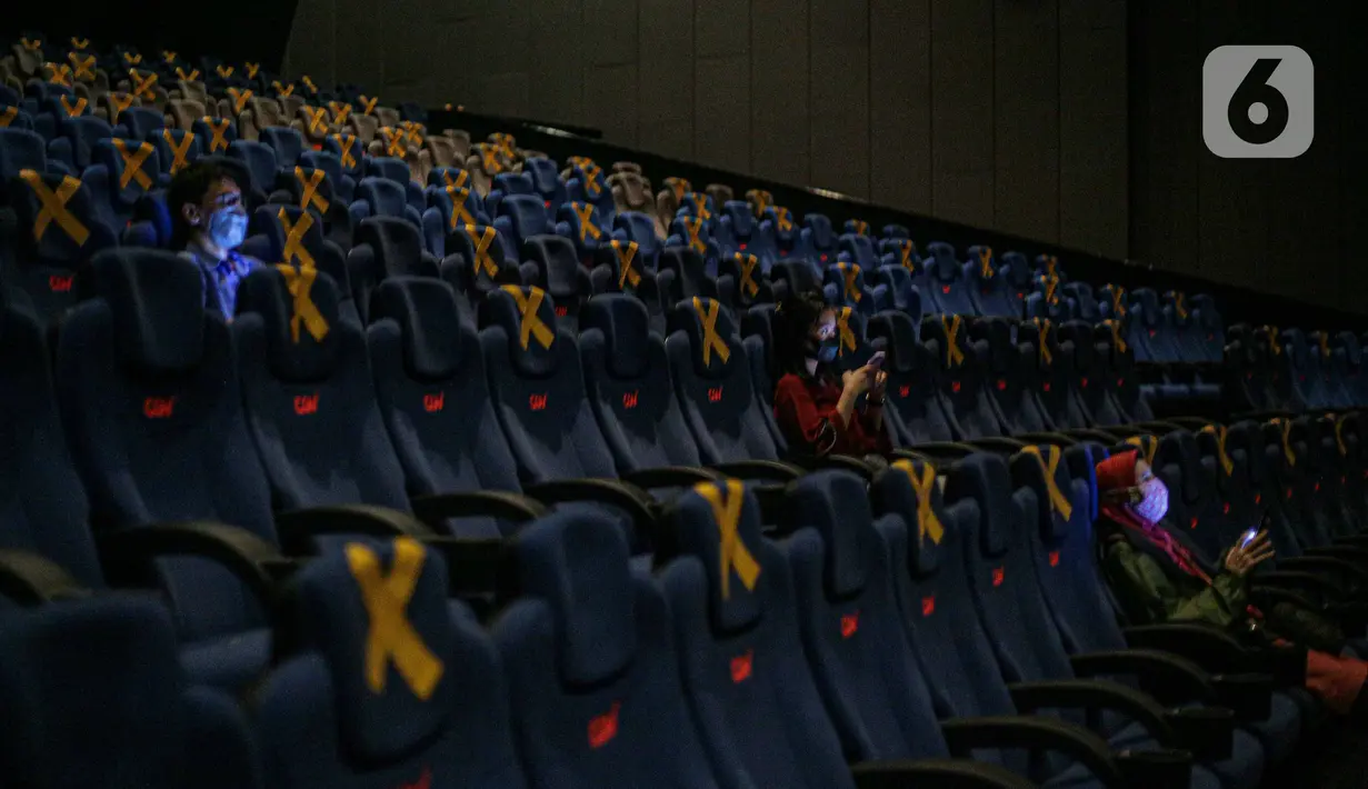 Penonton duduk dengan menjaga jarak di dalam bisokop CGV Grand Indonesia, Jakarta, Kamis (16/9/2021). Pemerintah memberikan kelonggaran dengan memperbolehkan bioskop buka kembali di wilayah berstatus pemberlakuan pembatasan kegiatan masyarakat (PPKM) level 3 dan 2. (Liputan6.com/Faizal Fanani)