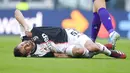 Gelandang Juventus, Miralem Pjanic, terjatuh saat berebut bola dengan pemain Fiorentina pada laga Serie A di Stadion Allianz, Minggu (2/2/2020). Juventus menang 3-0 atas Fiorentina. (AP/Fabio Ferrari)