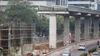 Suasana proyek LRT di Jl Rasuna Said, Jakarta, Rabu (1/8). Kereta ringan Jabodebek ditargetkan beroperasi pada Mei 2019 yang bakal melintasi tiga rute atau lintasan belum dapat dipakai saat perhelatan akbar Asian Games. (Liputan6.com/Faizal Fanani)