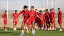 <p>Ekspresi gembira pemain Timnas Indonesia, Ramadan Sananta (kiri) dan Marselino Ferdinan saat menjalani sesi latihan dalam program pemusatan latihan di Turki, Minggu (31/12/2023). (Dok. PSSI)</p>