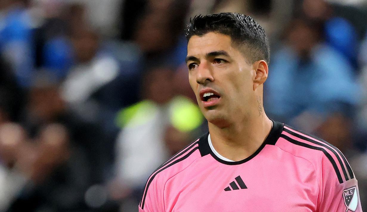 Pemain Inter Miami, Luis Suarez saat laga persahabatan yang berlangsung di Kingdom Arena Stadium, Riyadh, Arab Saudi, Selasa (30/01/2024) WIB. Inter Miami kalah 3-4 dari Al-Hilal. (AFP/Fayez Nureldine)