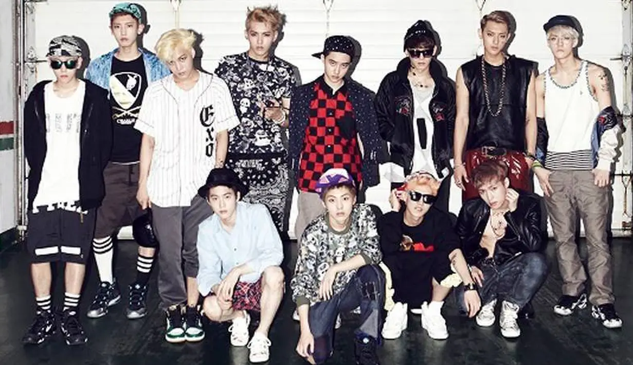 "Ia tak pernah menatap mata kami. Tapi sekarang, ia malah duduk dengan menyilangkan kaki," ujar Baekhyun. (Foto: Allkpop.com)