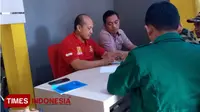 Anggota GP Ansor saat melaporkan akun FB milik Rhendra Kurniawan ke Polresta Sidoarjo. (FOTO: Rudi Mulya/TIMES Indonesia)