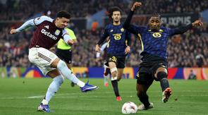 Bek Brasil Lille #04, Alexsandro (kanan), memblokir tembakan dari bek Inggris Aston Villa #19 Jadon Sancho selama pertandingan leg kedua babak 16 besar Liga Europa UEFA antara Aston Villa dan Lille LOSC di Villa Park di Birmingham, Inggris tengah pada 19 Maret 2026. (Darren Staples/AFP)