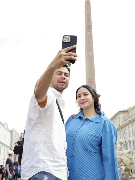 Rupanya tas tersebut berasal dari merek mewah Hermes ‘Kelly Danse II’. Dikutip dari Vestiaire Collective, tas tersebut dibanderol seharga $11,336 atau Rp162 jutaan. (Instagram/raffinagita1717).