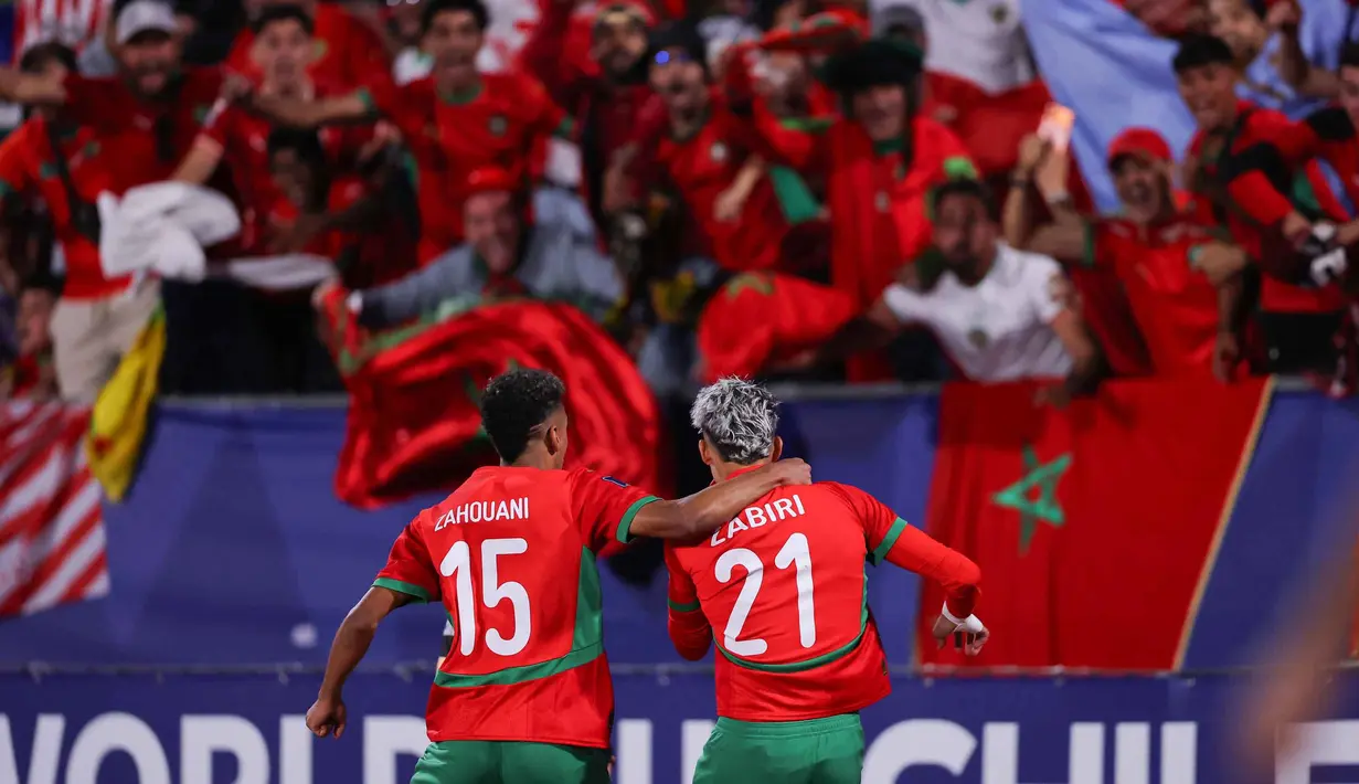 Kemenangan ini disambut gegap gempita oleh pendukung Timnas Maroko yang menyaksikan langsung laga di Estadio Nacional Julio Martinez Pradanos, Santiago, pada Minggu 19 Oktober 2025 waktu setempat atau Senin 20 Oktober 2025 pagi WIB. (Javier TORRES/AFP)