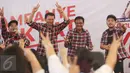 Cagub Basuki T Purnama dan Cawagub DKI Jakarta Djarot Saiful Hidayat berjoget bersama di atas panggung dengan penyanyi rap Iwa K dan artis Gading Marten di Rumah Lembang, Jakarta, Senin (28/11). (Liputan6.com/Immanuel Antonius)