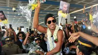 Ronaldinho mendapat sambutan meriah saat berkunjung ke India. (India Today)