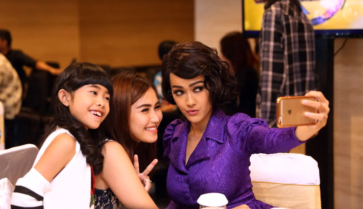 Sahabat Julia Perez ini berhasil menjadi nominasi dalam tiga kategori di Anugerah Dangdut Indonesia (ADI) 2016. Tidak peduli menang atau tidak, Ayu sudah merasa senang. Ini juga menjadi suatu kehormatan baginya. (Nurwahyunan/Bintang.com)