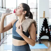 Di tengah aktivitas padat, banyak orang sering lupa minum air untuk memenuhi kebutuhan cairan tubuh. Padahal, air berperan penting dalam hampir semua fungsi vital tubuh, mulai dari melancarkan pencernaan, menjaga kesehatan kulit, hingga membantu otak bekerja dengan optimal. (foto/dok: freepik)