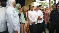 Gubernur Jawa Timur Khofifah Indar Parawansa memberikan bantuan kepada Fitriani (Foto: Liputan6.com/Dian Kurniawan)
