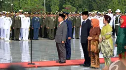 Wakil Presiden Jusuf Kalla memimpin upacara peringatan Hari Pahlawan Nasional di Taman Makam Pahlawan Kalibata, Jakarta, Senin (10/11/2014)(Liputan6.com/Johan Tallo)