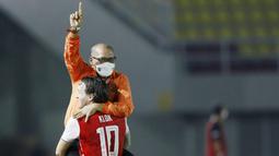 Pelatih Persija Jakarta, Sudirman, melakukan selebrasi bersama Marc Klok, usai menjuarai Piala Menpora 2021 di Stadion Manahan, Solo, Minggu (25/4/2021). (Bola.com/M Iqbal Ichsan)