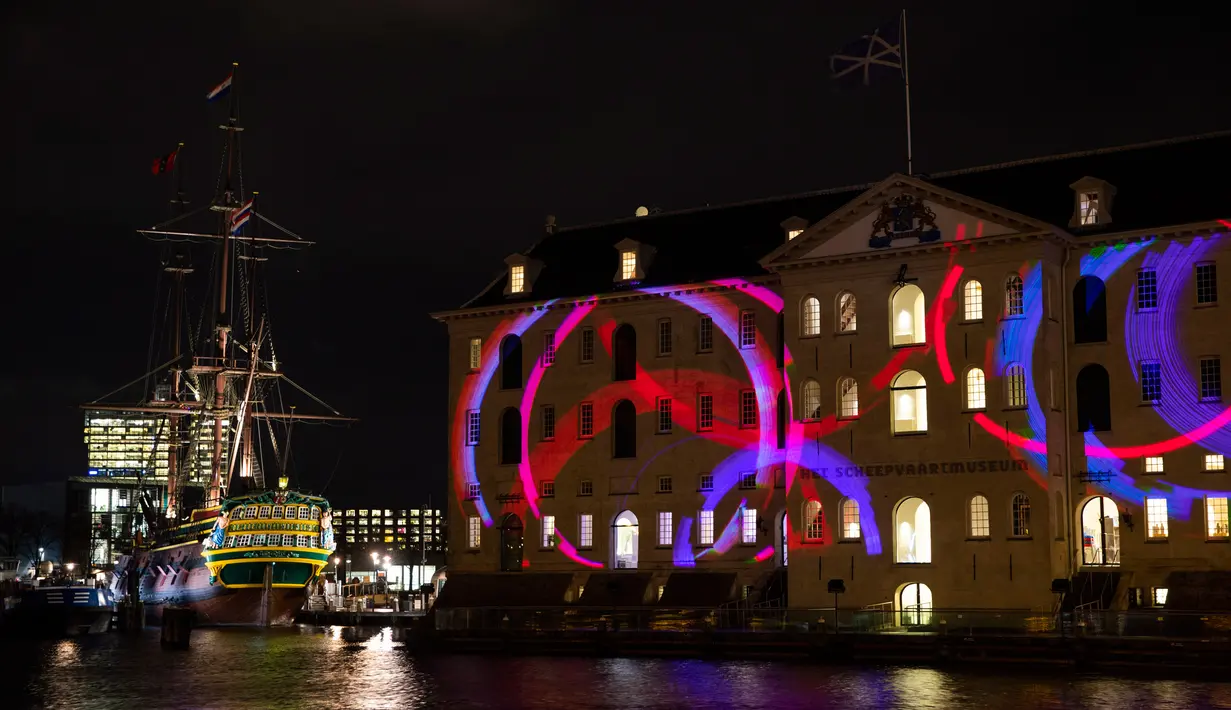 Karya seni berjudul "The Ice is Melting at the Poles" oleh Martin Ersted diproyeksikan pada Museum Maritim selama Amsterdam Light Festival di Amsterdam, Belanda, 27 November 2019. Festival dengan tema "DISRUPT!" ini digelar mulai 28 November hingga 19 Januari 2020 mendatang. (AP/Peter Dejong)