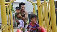 Sejumlah anak bermain di Ruang Publik Terpadu Ramah Anak (RPTRA) Karet Tengsin, Jakarta, Kamis (13/4). (Liputan6.com/Yoppy Renato)