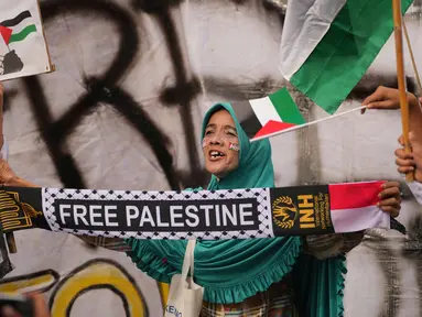 Seorang pengunjuk rasa meneriakkan slogan-slogan dalam unjuk rasa memperingati dua tahun perang di Gaza, di luar Kedutaan Besar Amerika Serikat di Jakarta, Selasa 7 Oktober 2025. (AP Photo/Achmad Ibrahim)
