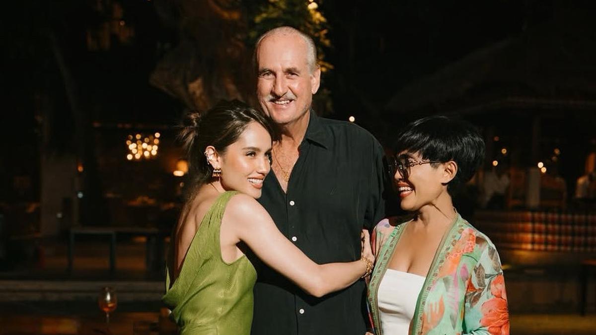 6 Potret Gaya Cinta Laura Kenakan Dress Slit Hijau saat Pesta Ulang Tahun Ayahnya ke-75