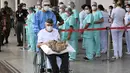 Veteran Perang Dunia II asal Brasil, Ermando Armelino Piveta meninggalkan Rumah Sakit Angkatan Bersenjata setelah pulih dari covid-19 di Brasilia, Selasa (14/4/2020). Kakek berusia 99 tahun itu dinyatakan sembuh dari virus Corona setelah dirawat selama delapan hari. (EVARISTO SA/AFP)