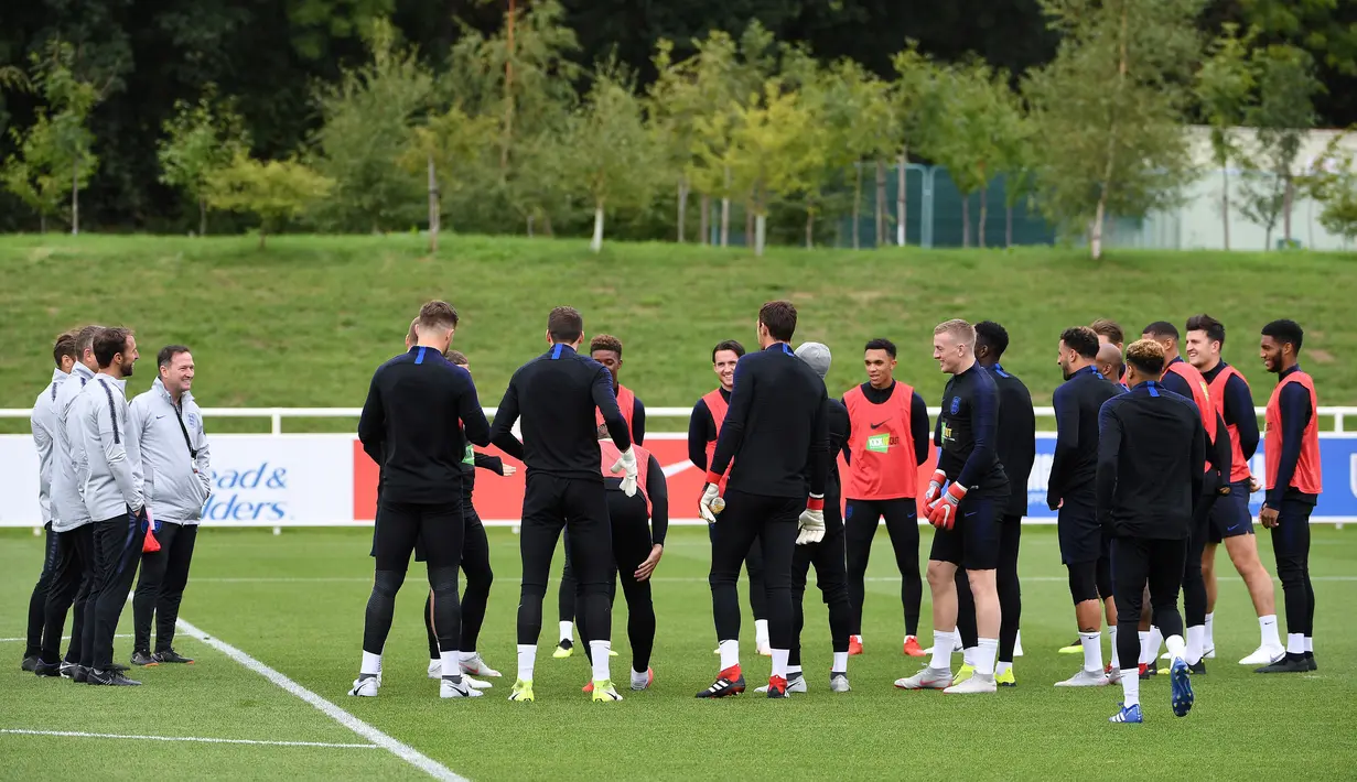 Manajer Inggris, Gareth Southgate (tiga kiri) berbincang dengan para pemain saat sesi latihan jelang menghadapi Swiss dalam pertandingan UEFA Nations League, Inggris, Minggu (10/9). (PAUL ELLIS/AFP)