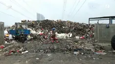 Terciduk buang sampah sembarangan ke Kali Adem, pedagang kelapa didenda petugas Rp 5 juta.