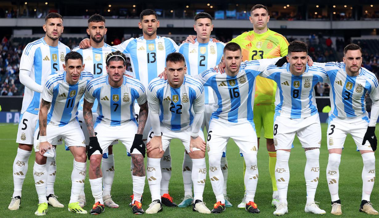 Starting XI pemain Argentina pada laga FIFA Matchday melawan El Savador yang berlangsung di Lincoln Financial Field, Philadelphia, Amerika Serikat, Sabtu (23/03/2024) WIB. La Albiceleste menang dengan skor 3-0. (AFP/Charly Triballeau)