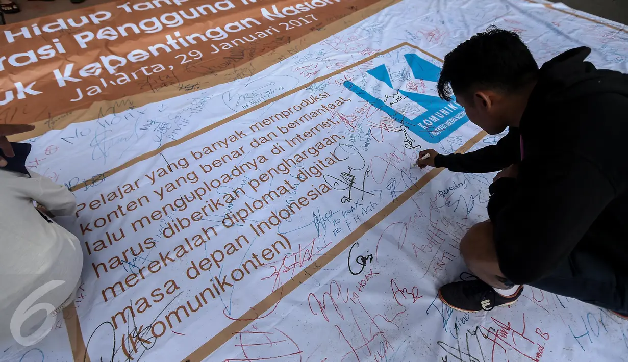 Peserta menandatangani spanduk “Deklarasi Hidup Tanpa Hoax dan Fitnah di kawasan Bundaran HI, Jakarta, Minggu (29/1). Aksi itu untuk meningkatkan kewaspadaan terhadap berita hoax dan fitnah terutama menjelang Pilkada Serentak. (Liputan6.com/Faizal Fanani)